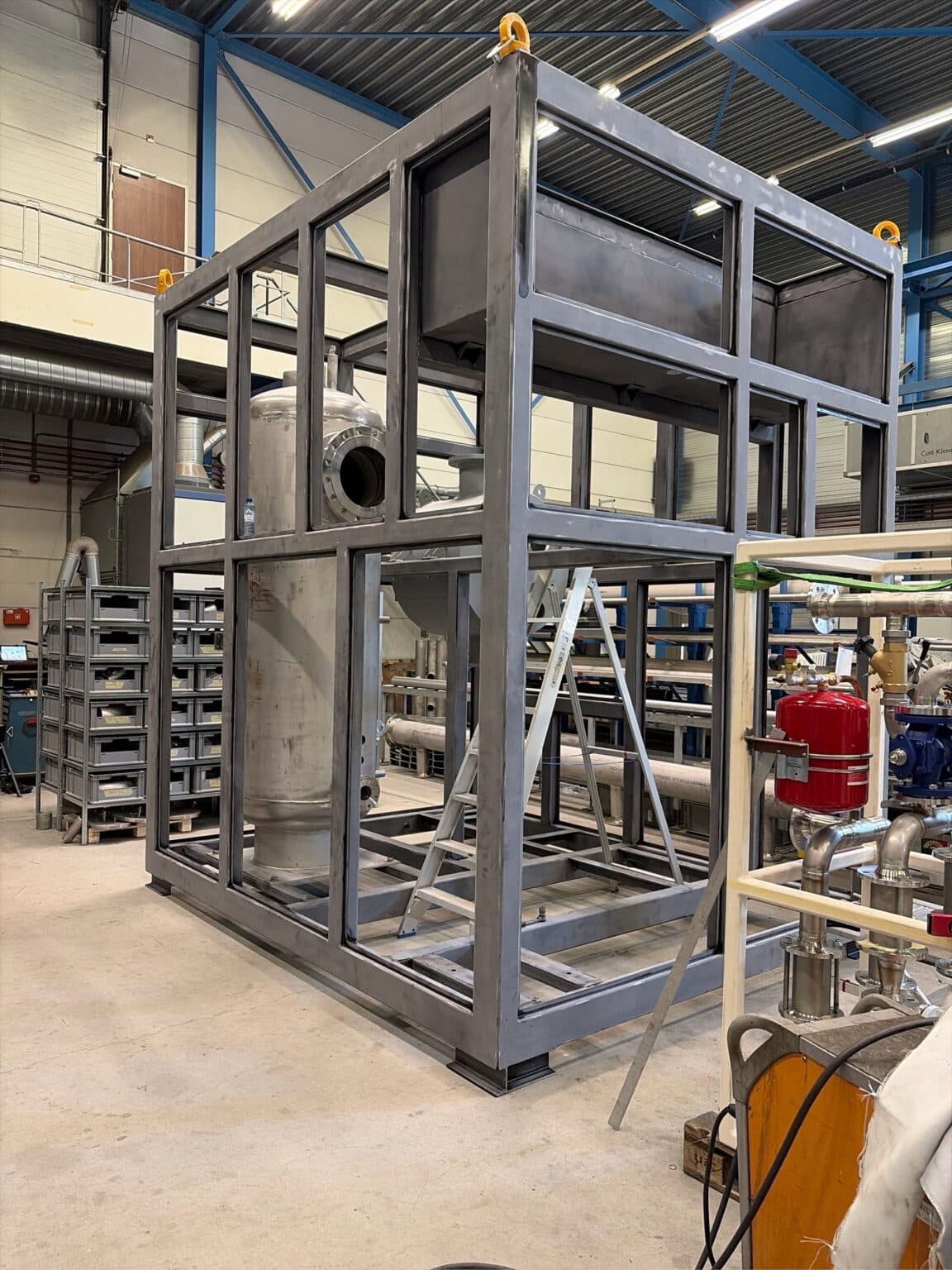 Het frame en tussenvat van de Kickstart-hogetemperatuurwarmtepomp in de productiehal