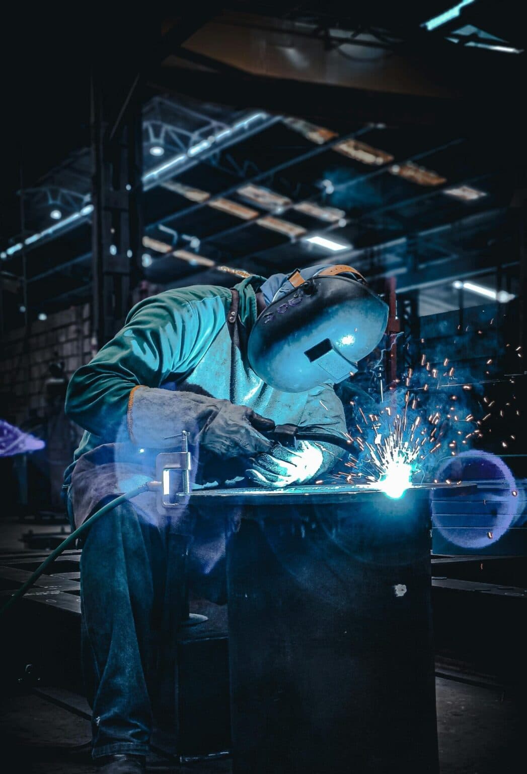 Een engineer aan het werk aan industriële apparatuur